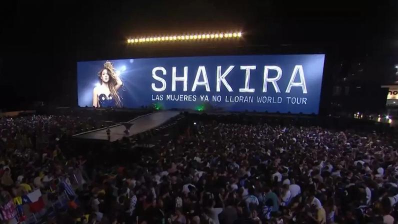 Telão de LED mostra o nome de Shakira em Copacabana e anima o público