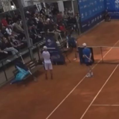 Tenista americano tem ataque de fúria e quebra raquete na cadeira do árbitro