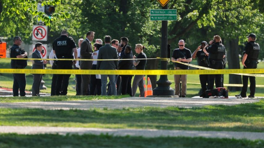 Membros da Polícia do Serviço Secreto se reúnem no local de um tiroteio envolvendo um policial em Washington, DC, EUA, em 4 de maio de 2026