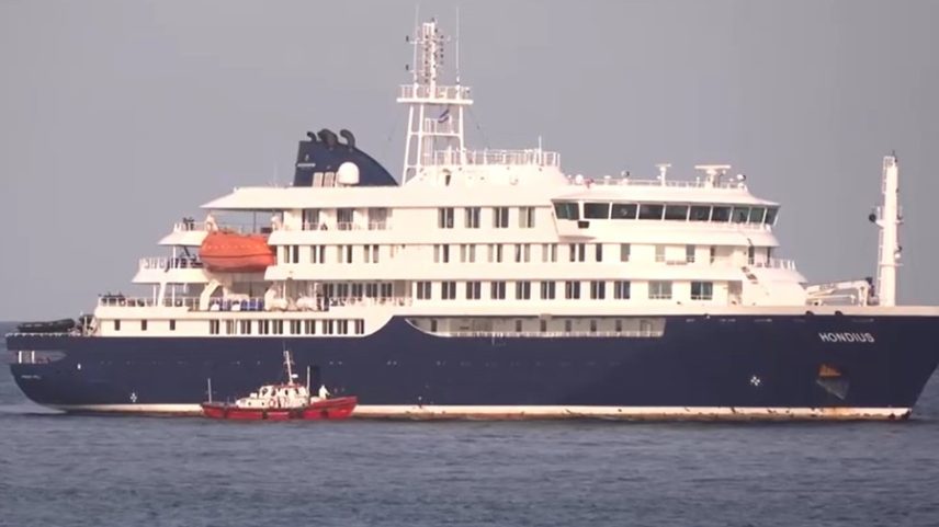 Barco evacua passageiros infectados de cruzeiro — Foto: Reuters