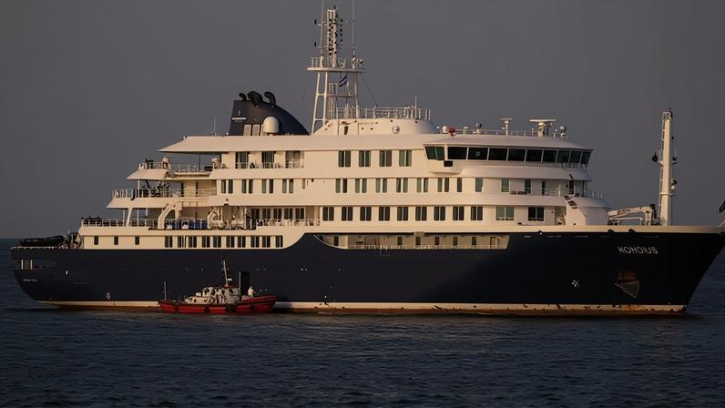 Barco evacua passageiros infectados de cruzeiro — Foto: Reuters