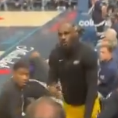 LeBron James discute com torcedor após derrota do Lakers