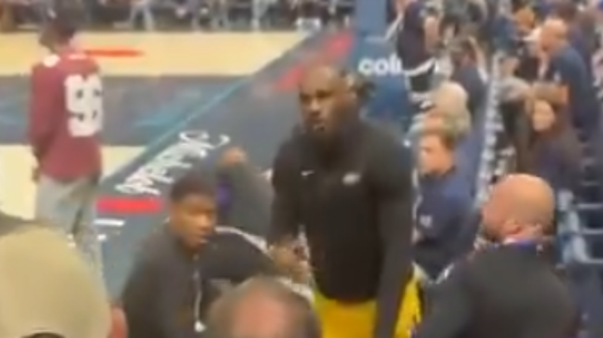 Lebron James discute com torcedor