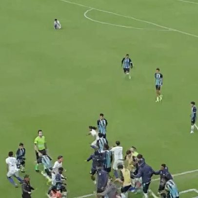 Jogador do Grêmio é atingido por voadora em briga no Gauchão sub-17
