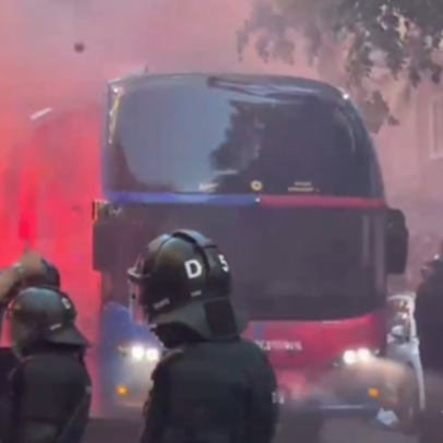 Ônibus do Barcelona é apedrejado pela própria torcida antes de clássico