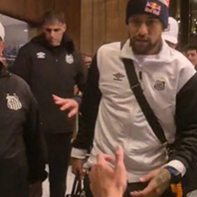 Neymar recebe torcedores do Santos em Curitiba com festa e pedidos pela Seleção