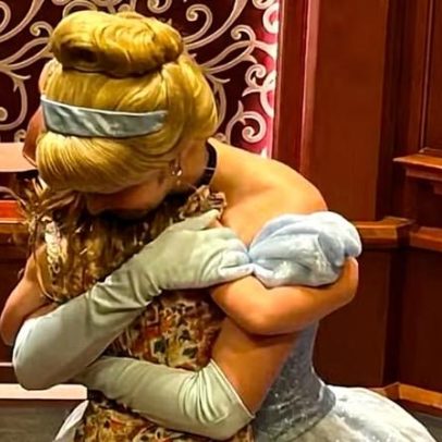Meghan Markle divulga álbum de visita à Disney com abraço de Lilibet