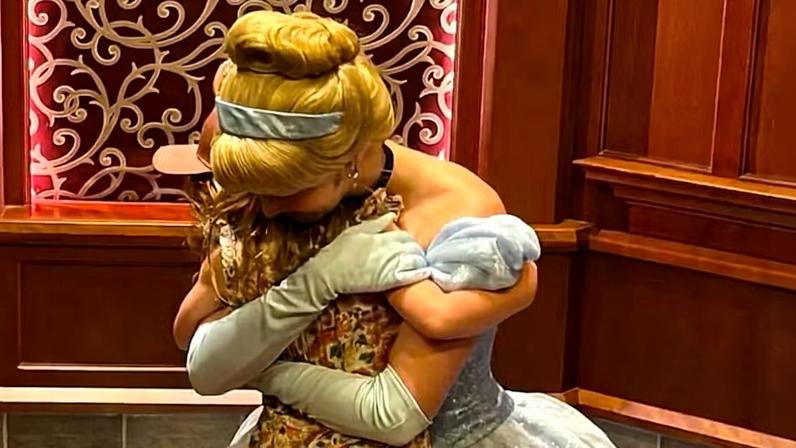 Lilibet Diana, filha do Príncipe Harry e da atriz e Duquesa Meghan Markle, com uma princesa da Disney — Foto: Instagram