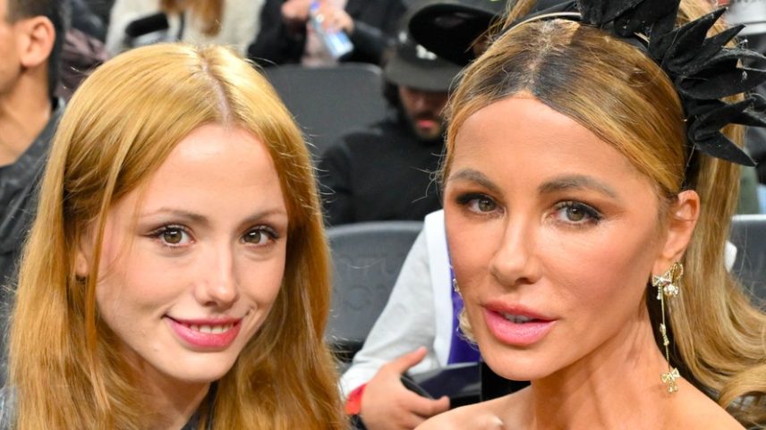 Lily Mo Sheen e Kate Beckinsale em jogo de basquete entre Los Angeles Clippers e Los Angeles Lakers em 20 de dezembro de 2025