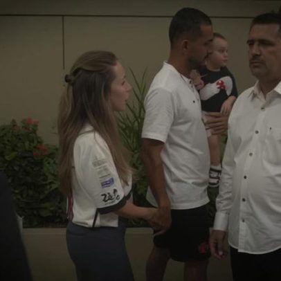 Paulo Henrique sai do vestiário caminhando e acalma torcida do Vasco após pancada