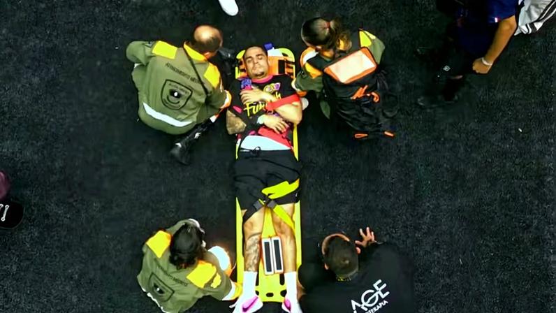 Igão, presidente do Podpah Funkbol, sai de maca após se lesionar em cobrança de pênalti — Foto: Reprodução/Kings League Brasil