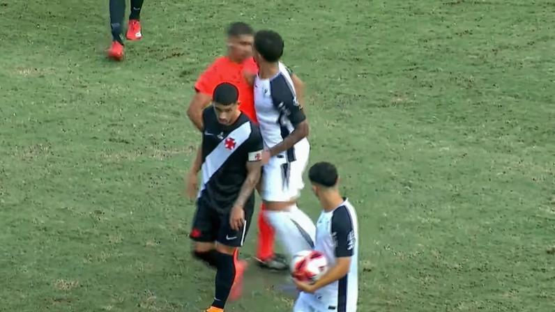 Luiz Gustavo Bahia dá peitada em árbitro após ser expulso em Corinthians x Vasco pelo Brasileirão Sub-20 — Foto: Reprodução/Canal UOL