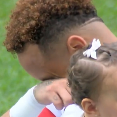 Neymar se emociona no hino em última partida antes da convocação para a Copa