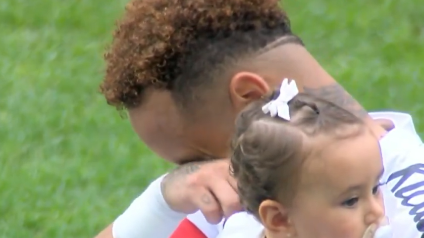 Neymar emocionado durante hino nacional
