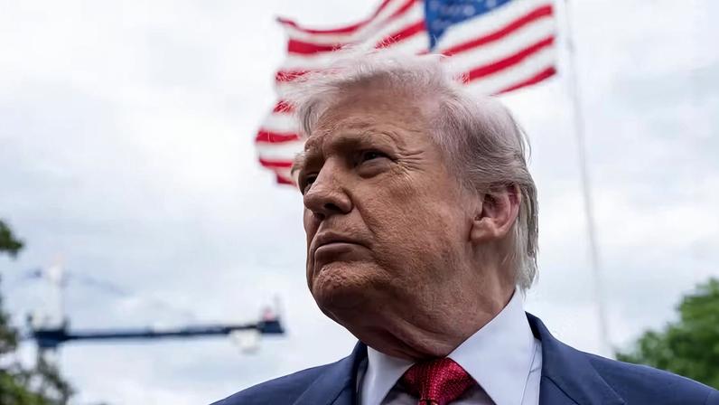 O presidente dos EUA, Donald Trump, fala com membros da imprensa no gramado sul da Casa Branca antes de embarcar no helicóptero Marine One em Washington