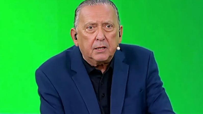 Galvão Bueno com fundo verde
