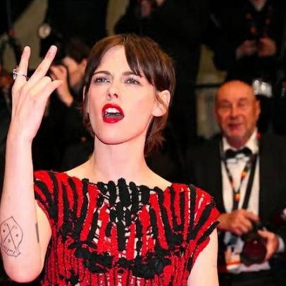 Kristen Stewart faz gesto no red carpet de Cannes para o público inglês e francês