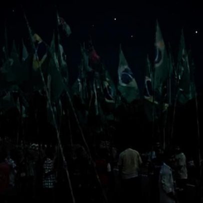 Moradores de Bangladesh celebram com bandeiras do Brasil e homenagens a Neymar