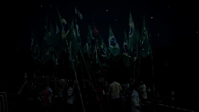Torcedores de Bangladesh caminham com a bandeira do Brasil em Comilla — Foto: Ekhon TV/Reprodução