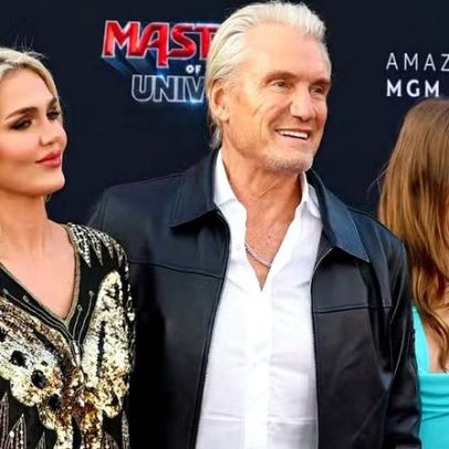 Dolph Lundgren surge no red carpet com esposa e filha, quase da mesma idade