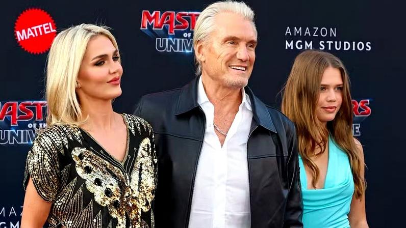 A atriz e modelo norueguesa Emma Krokdal; o ator sueco Dolph Lundgren e a filha dele, Greta Lundgren; no evento de lançamento de Mestres do Universo (2026) em Los Angeles, em 18 de maio de 2026 — Foto: Getty Images