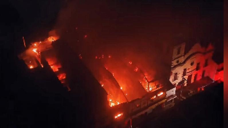 Incêndio atinge imóveis comerciais no centro histórico do Recife