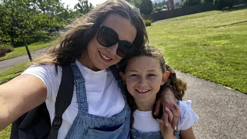 A mãe Amanda e sua filha, Alicia-Adele — Foto: Reprodução/redes sociais