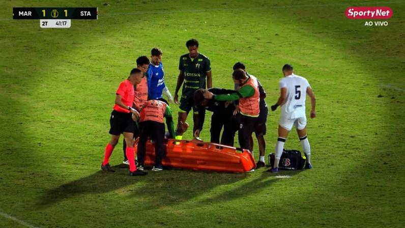 Maqueiro agride zagueiro do Santa Cruz em partida contra o Maringá no Willie Davids — Foto: Reprodução/Sportynet
