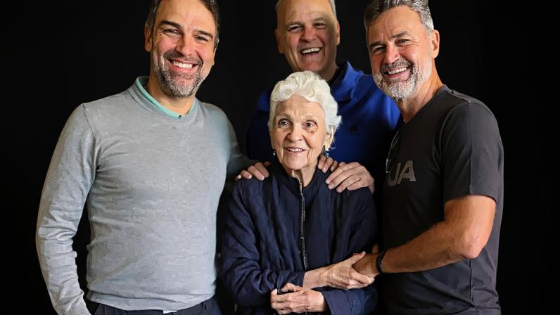 Tadeu Schmidt com os irmãos Oscar, Luiz Felipe e a mãe, dona Janira