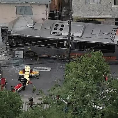 Ônibus atinge casa na Zona Oeste de SP; passageiros ficam presos