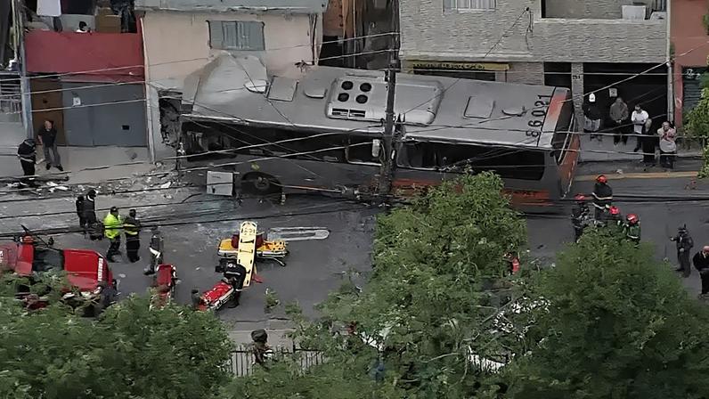 Ônibus atinge casa na Zona Oeste de São Paulo; vítimas são socorridas