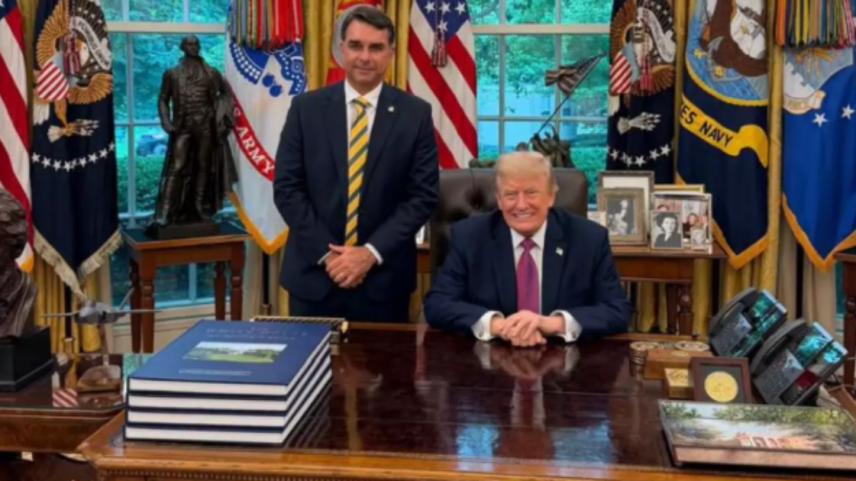 O senador Flávio Bolsonaro e o presidente dos Estados Unidos, Donald Trump, na Casa Branca.