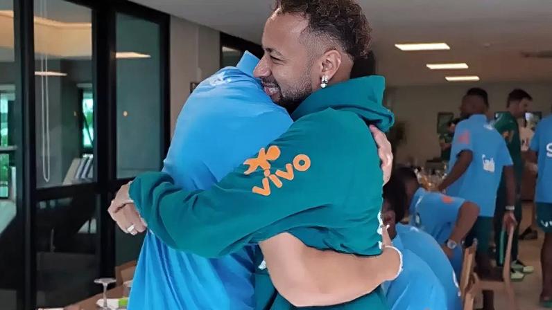 Neymar abraça Paquetá