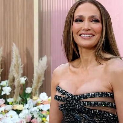 Jennifer Lopez brilha no redcarpet com vestido recortado;beijo avaliado no filme