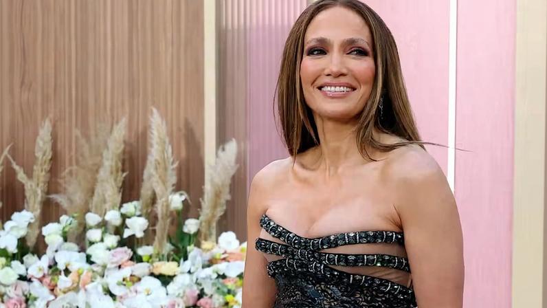 Jennifer Lopez no evento de lançamento de Paixão de Escritório (2026), no Teatro Egípcio de Hollywood, em Los Angeles, em 26 de maio de 2026 — Foto: Getty Images