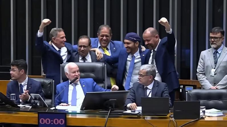 Deputados comemoram aprovação da PEC que amplia imunidade tributaria de igrejas — Foto: Reprodução/YouTube-TV Câmara
