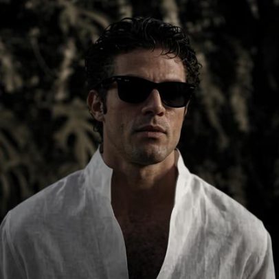 Chay Suede em ensaio P&B recebe elogios de Duda Santos
