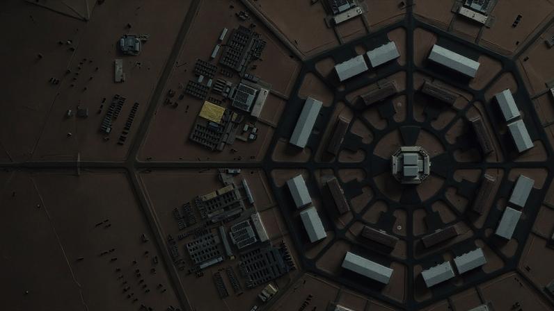 Uma imagem de satélite mostra atividade militar em andamento na instalação octogonal de Xinjiang, com grandes tendas e diversos veículos militares, na Região Autônoma Uigur de Xinjiang, China , em 30 de abril de 2026 — Foto: Vantor/Divulgação via REUTERS