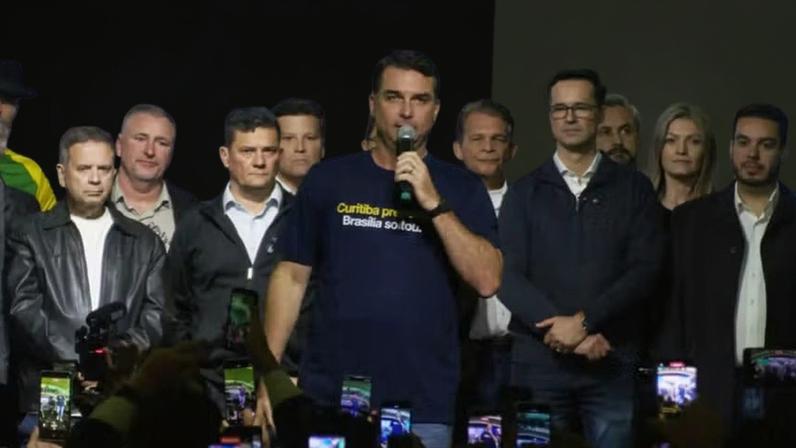 Senador Flávio Bolsonaro, sobre Lula: 'ou faz parte dessas organizações, ou está sendo pressionado por elas” — Foto: Reprodução/X - Filipe Barros