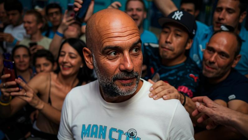 O tecnico espanhol Pep Guardiola em meio a torcedores do Manchester City