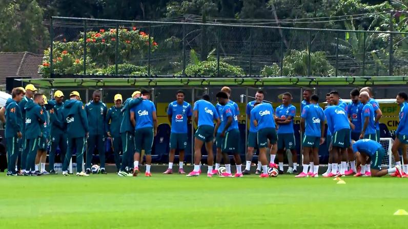 Ancelotti tem papo com Neymar, dá beijo em Casemiro e diverte jogadores em treino da Seleção