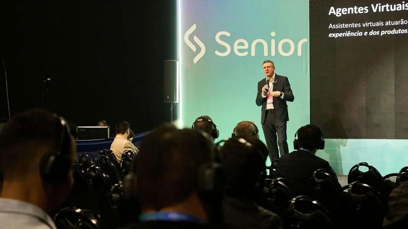 Carlênio Castelo Branco, CEO da Senior Sistemas, durante o Senior Experience: executivo apresentou os novos agentes de inteligência artificial da companhia e defendeu a tecnologia como infraestrutura estratégica de decisão para as empresas. (Foto: Divulgação)