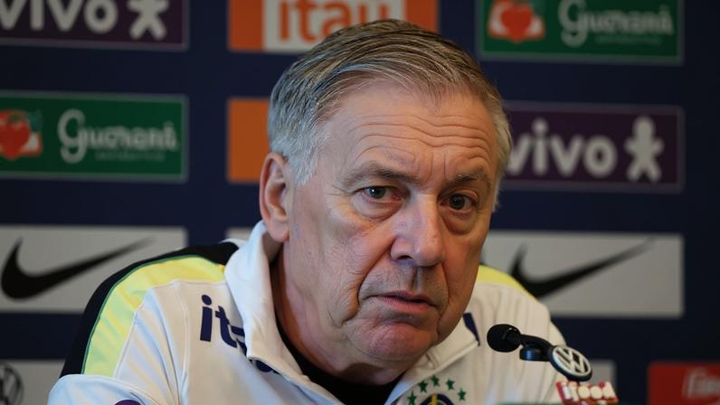 Carlo Ancelotti durante o anúncio dos convocados para a Copa do Mundo ( Foto: Mauro Pimentel / AFP)