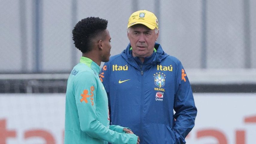 Carlo Ancelotti conversa com Estêvão durante treino: atacante é baixa na Copa