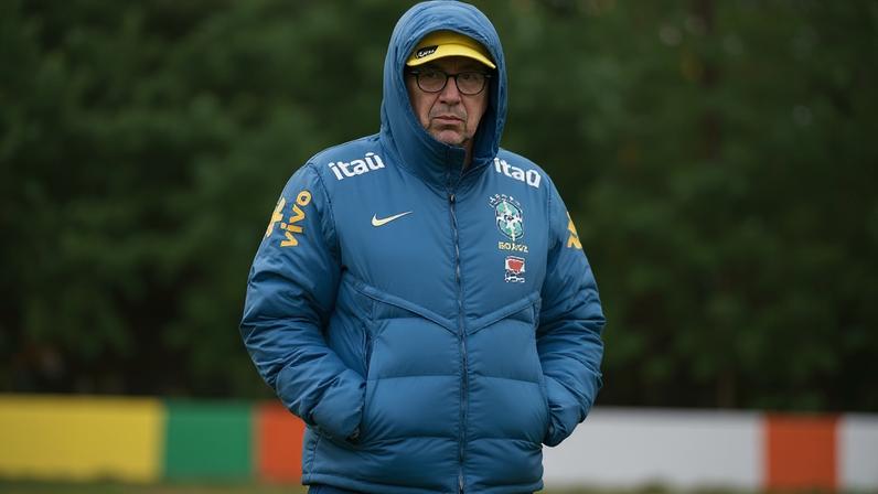 Carlo Ancelotti durante treino da seleção brasileira em Londres