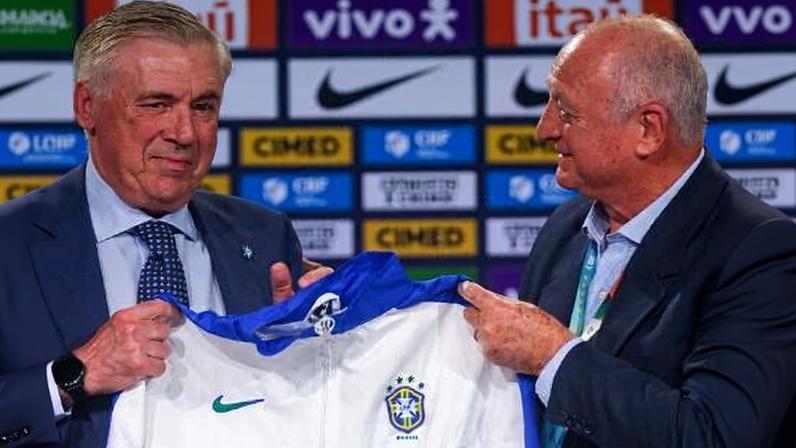 Carlo Ancelotti recebe agasalho do tetra de Felipão