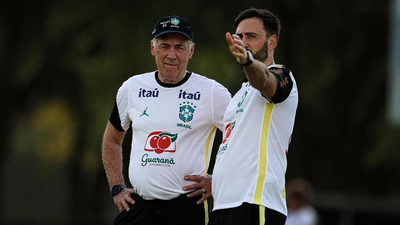 Carlo Ancelotti, técnico da seleção brasileira, ao lado do filho, Davide