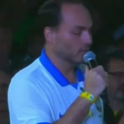 Carlos Bolsonaro chora ao citar possível não retorno de Eduardo ao Brasil