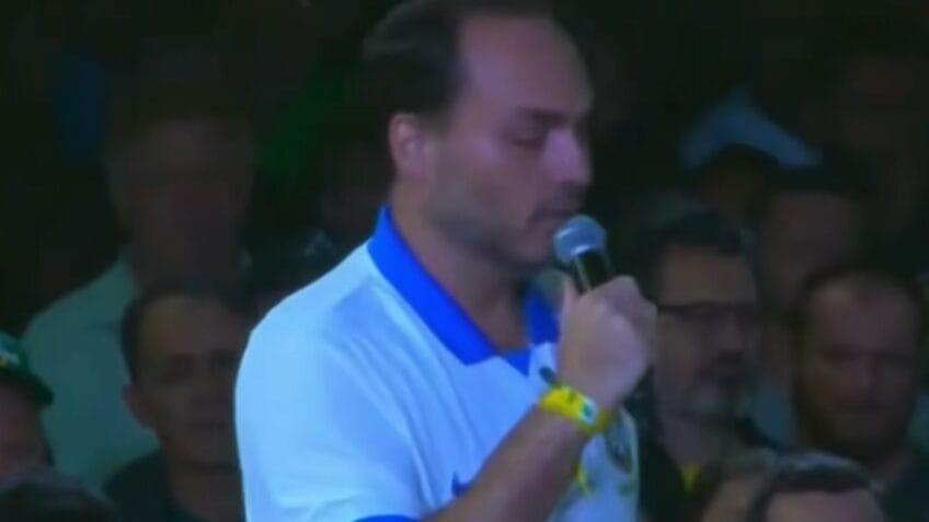 Carlos Bolsonaro chora ao citar possível não retorno de Eduardo ao Brasil