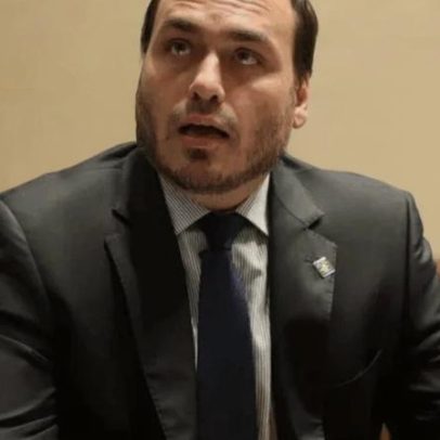 Carlos afirma ter discutido nomes ao Senado com Bolsonaro